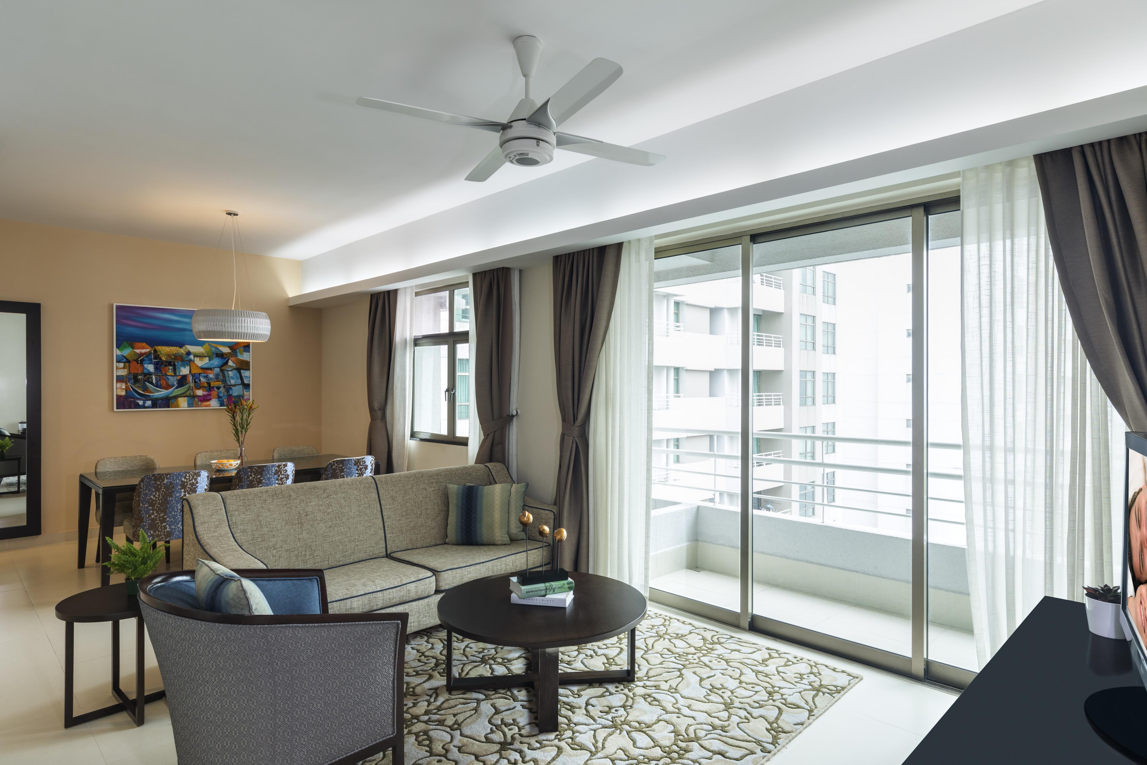 Somerset Cidade de Ho Chi Minh Exterior foto A living room with a ceiling fan