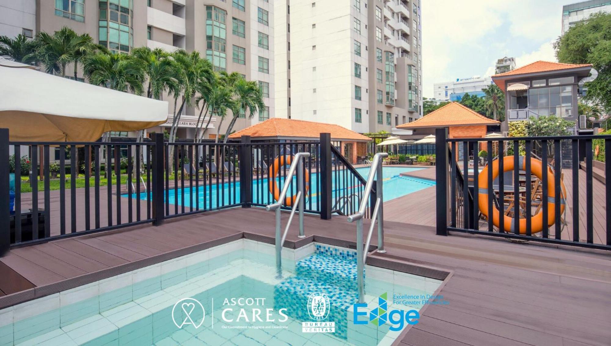 Somerset Cidade de Ho Chi Minh Exterior foto A pool at a condominium in Singapore