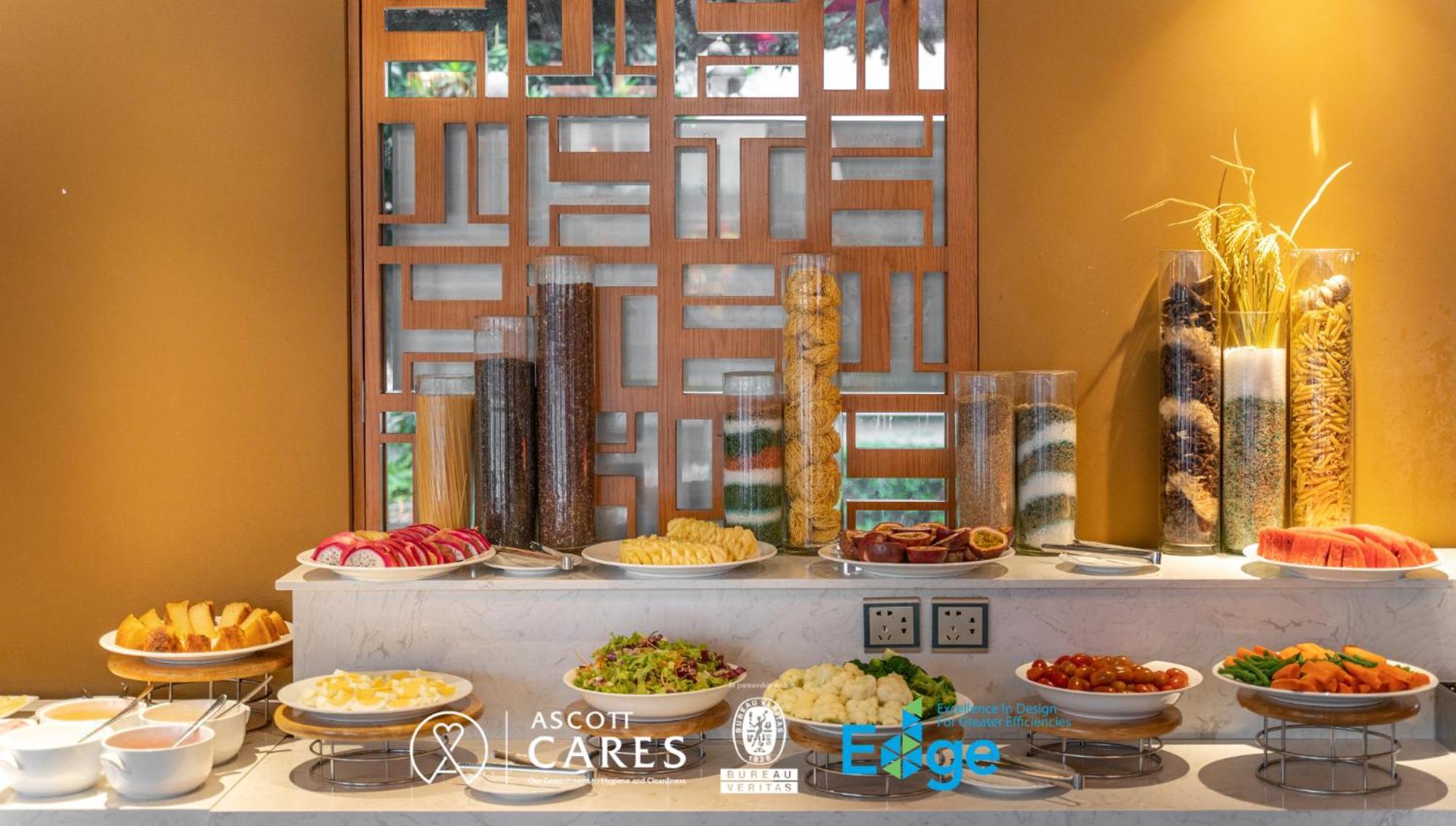 Somerset Cidade de Ho Chi Minh Exterior foto A buffet at a hotel